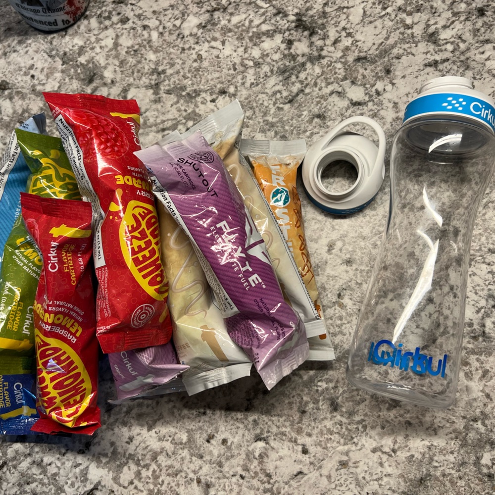 Cirkul Water Bottle W. Extra Lid & 13 Pods.